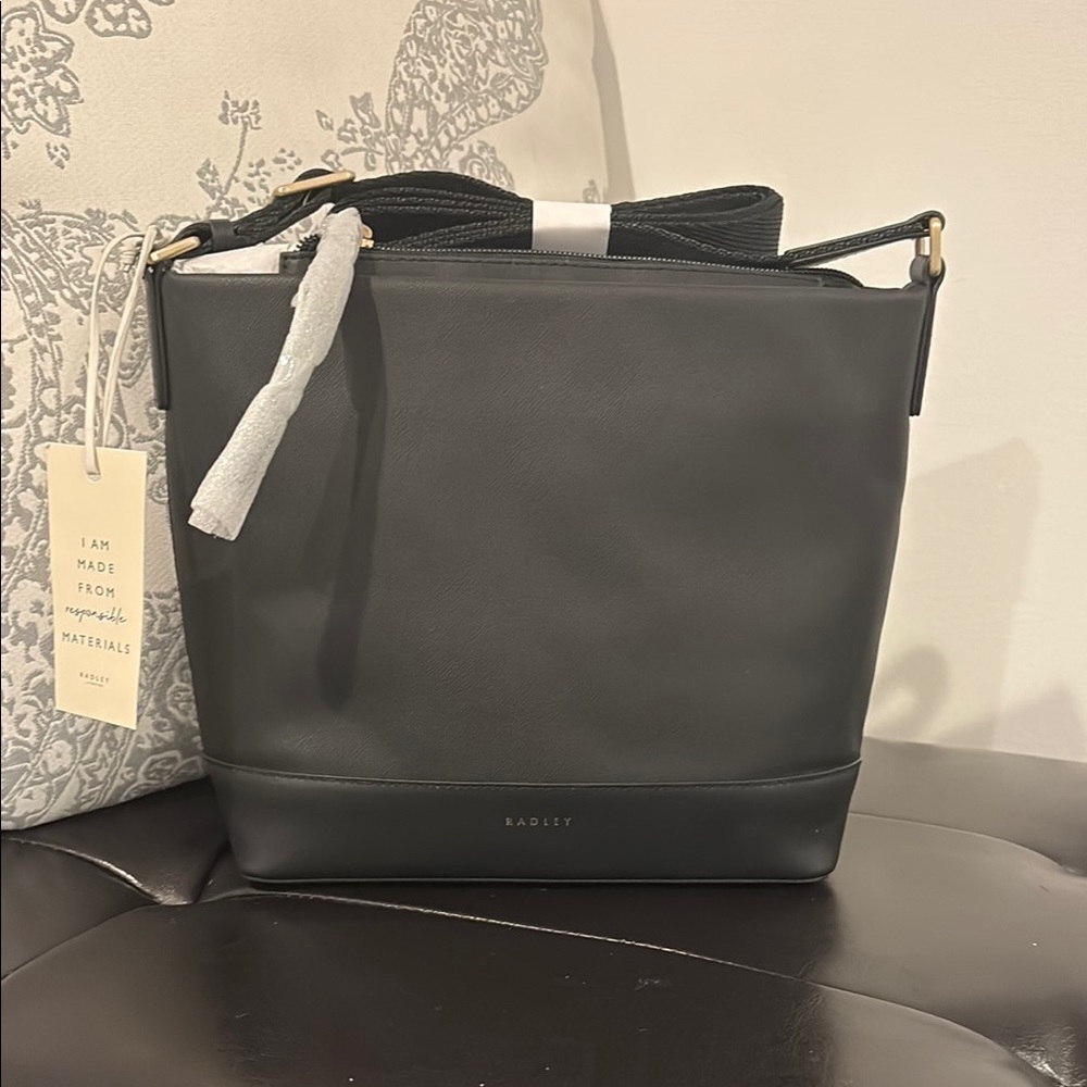 RADLEY LONDON Black Leather Shoulder Bag with Minimalist Design